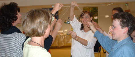 Erwachsene im Workshop bei Uebungen